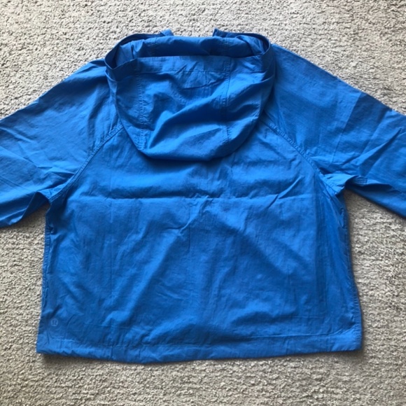 LULULEMON- Hood - Lite Relaxed fit Jacket. - Picture 3 of 10